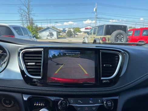 New 2026 Chrysler Pacifica Limited w/ Uconnect Theater Family Group image 24