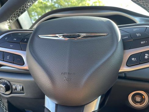 Used 2025 Chrysler Pacifica Select FWD image 28