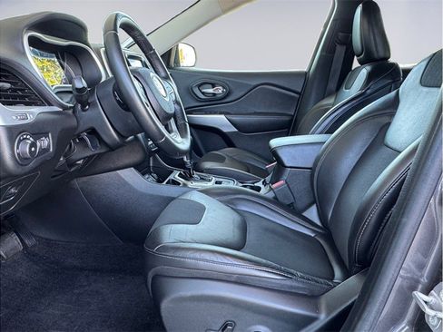 Used 2018 Jeep Cherokee Latitude Plus FWD image 9