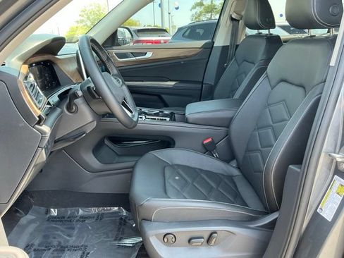 Certified 2025 Volkswagen Atlas SE FWD image 13