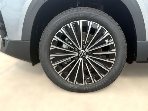 New 2026 Volkswagen Taos SE FWD image 10