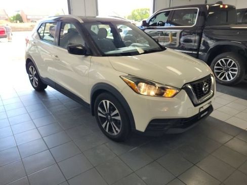 Used 2018 Nissan Kicks SV FWD image 1