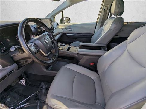 Used 2021 Toyota Sienna XLE image 17