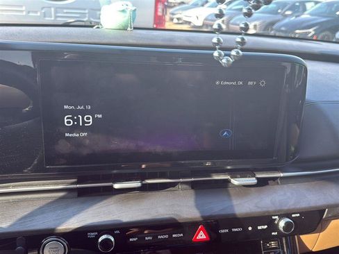 Used 2023 Kia Carnival EX FWD image 5