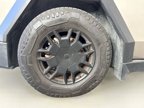 Used 2024 Tesla Cybertruck AWD Crew Cab image 31