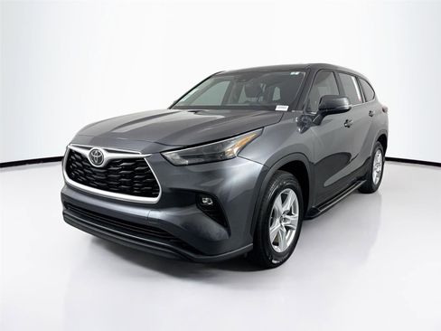Certified 2023 Toyota Highlander LE image 2