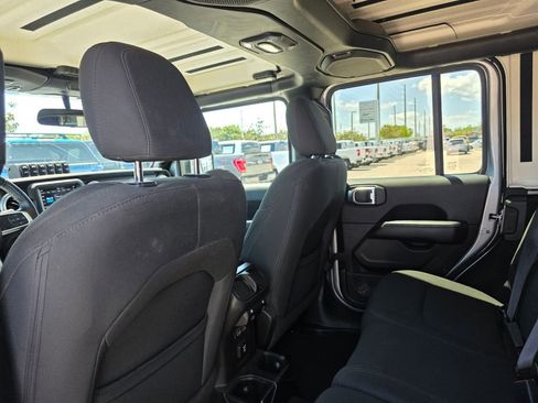 Used 2018 Jeep Wrangler Unlimited Sahara w/ Cold Weather Group AWD/4WD image 19