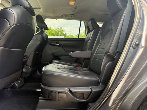 Used 2022 Toyota Highlander XLE AWD/4WD image 22