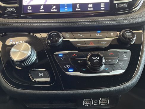 Used 2023 Chrysler Pacifica Touring-L w/ Uconnect Theater Family Group image 23