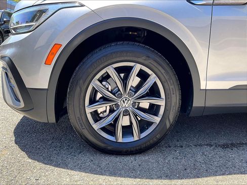 Certified 2023 Volkswagen Tiguan SE w/ Panoramic Sunroof Package FWD image 8