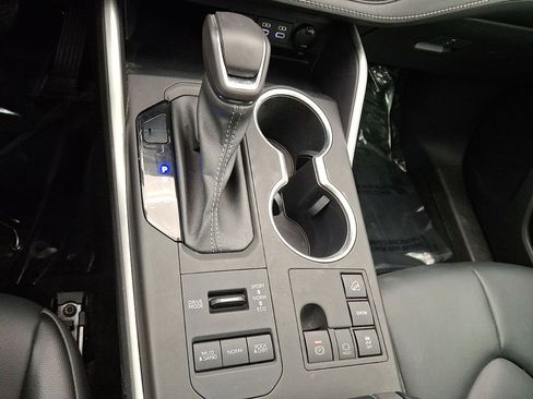 Used 2023 Toyota Highlander XLE AWD/4WD image 15