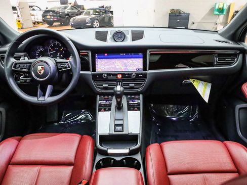 Certified 2025 Porsche Macan image 15