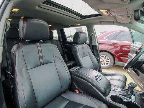Used 2019 Toyota Highlander SE w/ Nightshade Edition AWD/4WD image 21