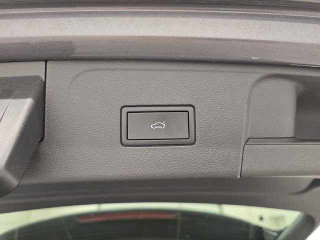 Used 2025 Volkswagen Atlas SE AWD/4WD image 16