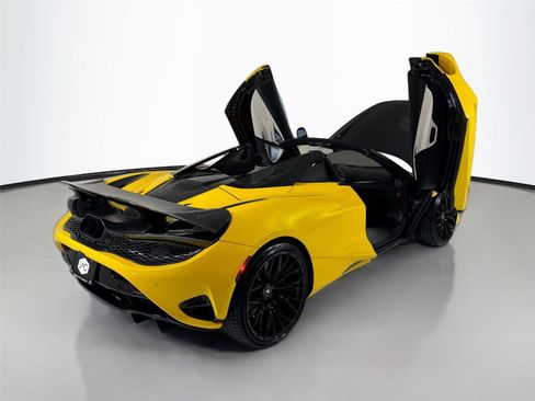 Used 2024 McLaren 750S Spider image 40