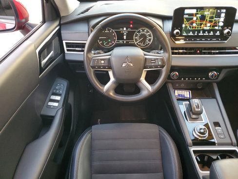 Used 2024 Mitsubishi Outlander SE image 12