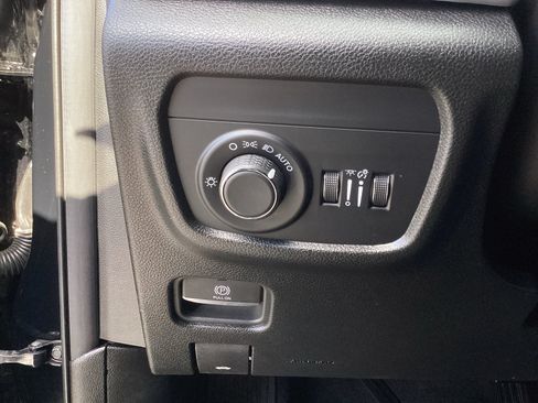 Used 2025 Jeep Grand Cherokee Altitude RWD image 31