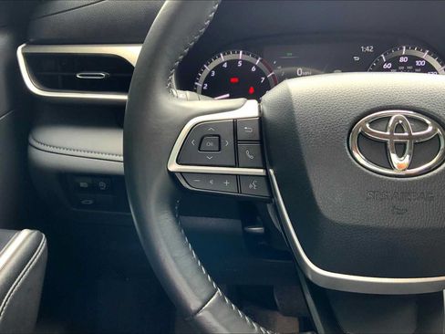 Used 2024 Toyota Highlander XLE FWD image 24