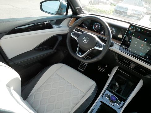 Certified 2025 Volkswagen Tiguan SEL R-Line AWD/4WD image 9