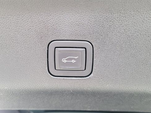 Used 2024 Chevrolet Suburban Premier image 5