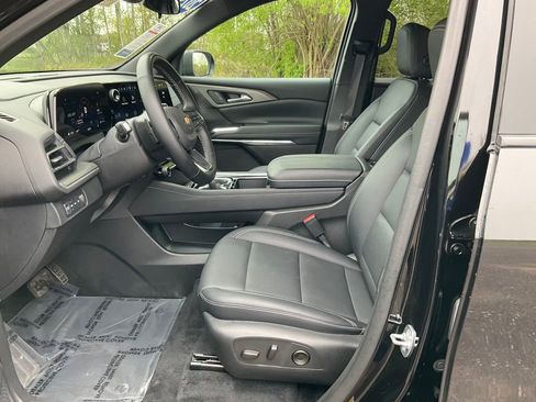 Used 2025 Chevrolet Traverse LT AWD/4WD image 2