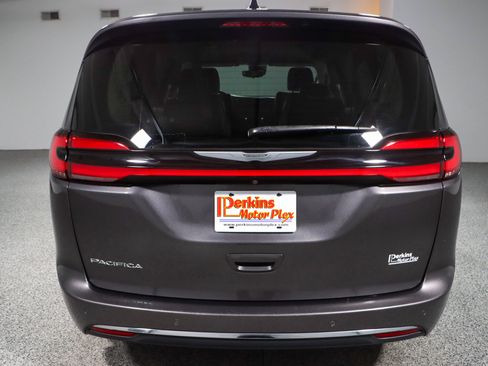 Used 2023 Chrysler Pacifica Touring-L FWD image 8
