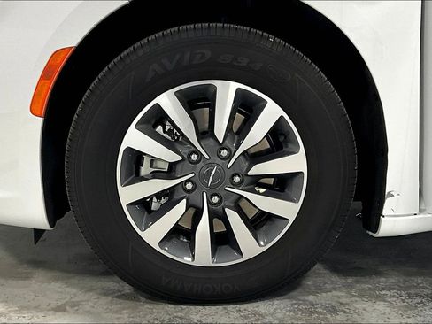 Used 2024 Chrysler Pacifica Select image 10