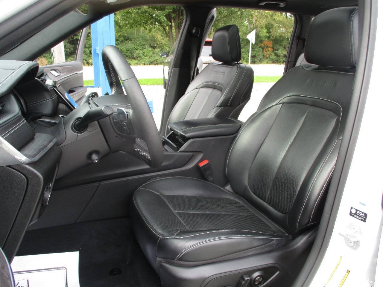 Used 2023 Jeep Grand Cherokee Overland AWD/4WD image 23