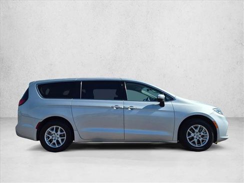 Used 2023 Chrysler Pacifica Touring-L FWD image 4
