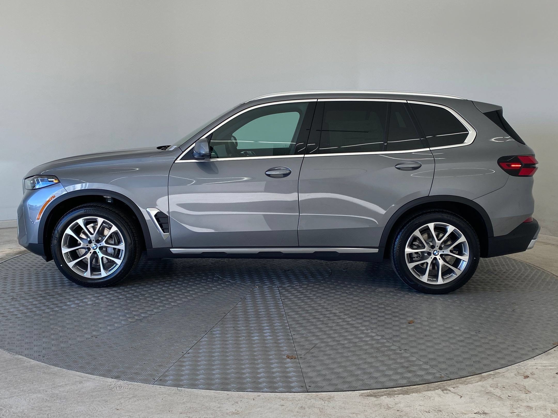 Used 2026 BMW X5 xDrive40i w/ Premium Package AWD/4WD image 2