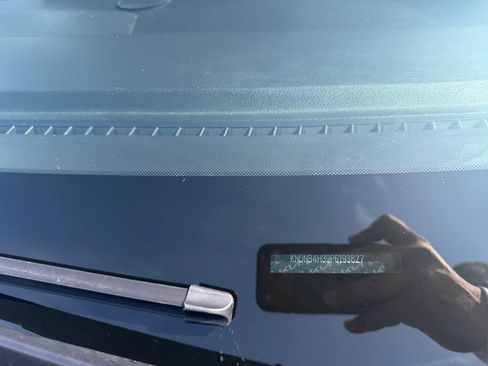 Used 2023 Kia Carnival LX FWD image 31