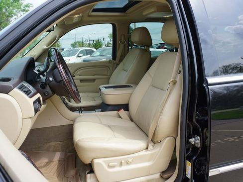 Used 2012 Cadillac Escalade Luxury image 7