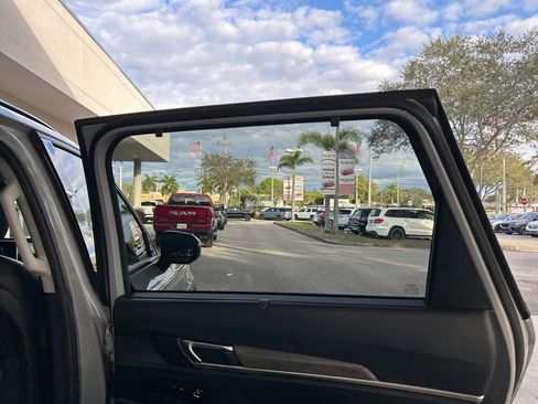 Used 2022 Kia Telluride SX w/ SX Prestige Package image 34