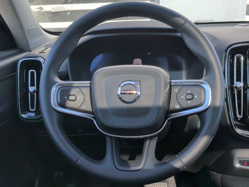 Used 2025 Volvo XC40 B5 Plus image 21