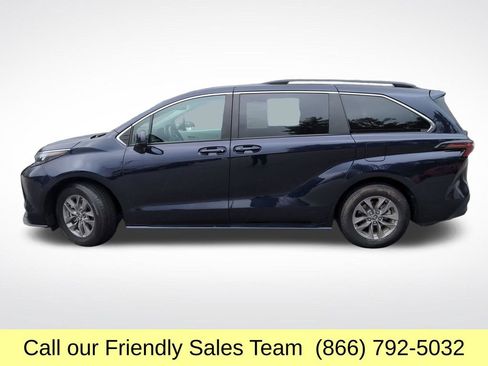 Used 2024 Toyota Sienna LE w/ LE Plus Package image 2
