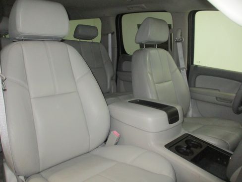 Used 2007 Chevrolet Suburban 2500 LT w/ LT Preferred Equipment Group AWD/4WD image 16