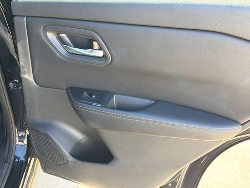 Used 2025 Nissan Rogue SV FWD image 16