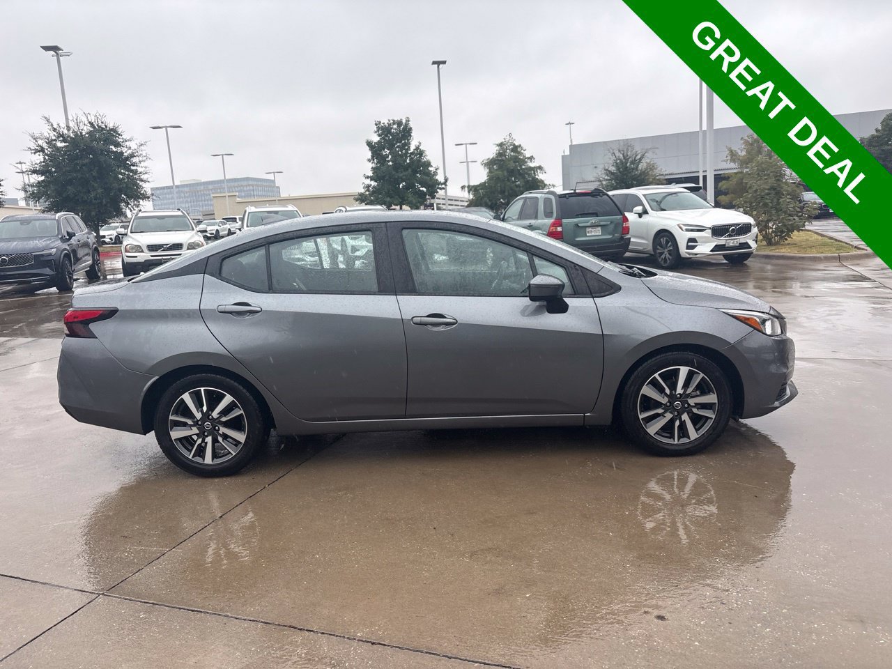Used 2021 Nissan Versa SV FWD image 4