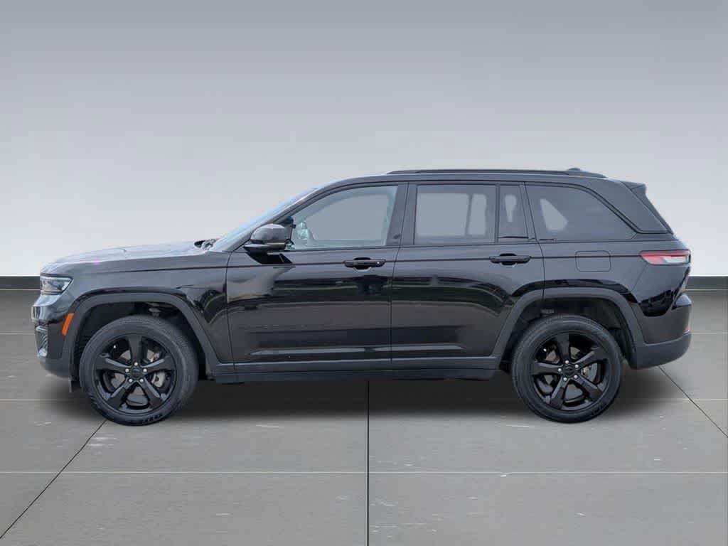 Used 2023 Jeep Grand Cherokee Altitude AWD/4WD image 3