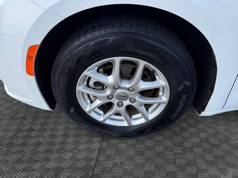 Used 2023 Chrysler Pacifica Touring-L FWD image 14
