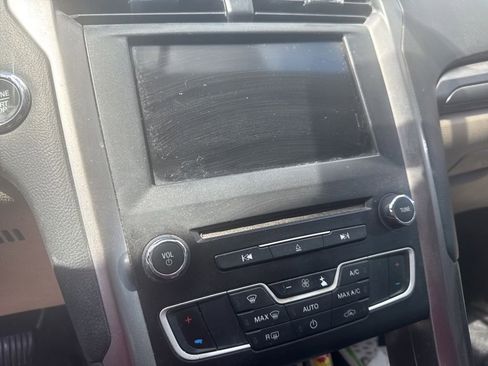 Used 2018 Ford Fusion SE w/ Fusion SE Technology Package FWD image 12