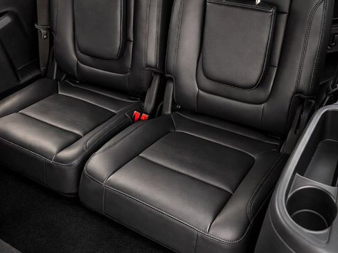 Used 2018 Ford Explorer XLT w/ Equipment Group 202A image 8