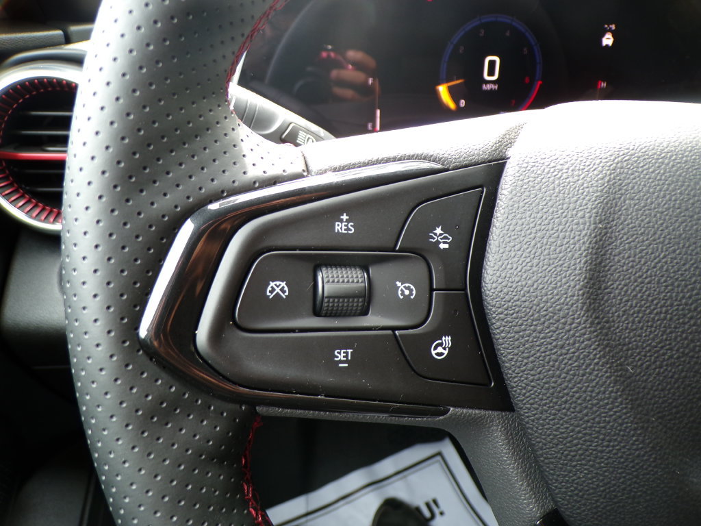 Used 2025 Chevrolet Trax RS w/ Sunroof Package FWD image 31