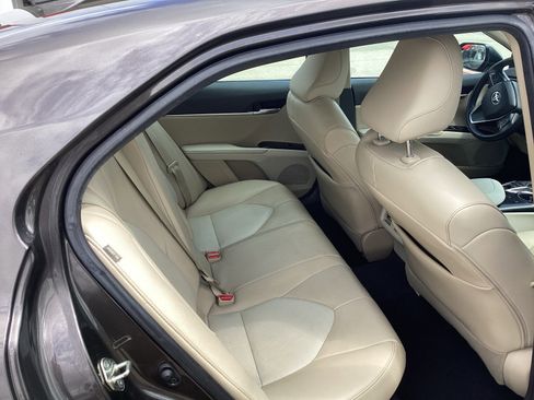 Used 2020 Toyota Camry XLE FWD image 11