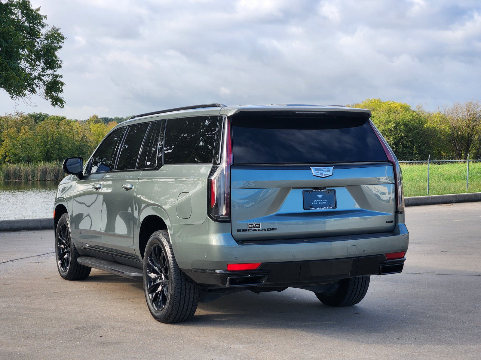 Certified 2024 Cadillac Escalade ESV Sport w/ LPO, ONYX Package AWD/4WD image 4