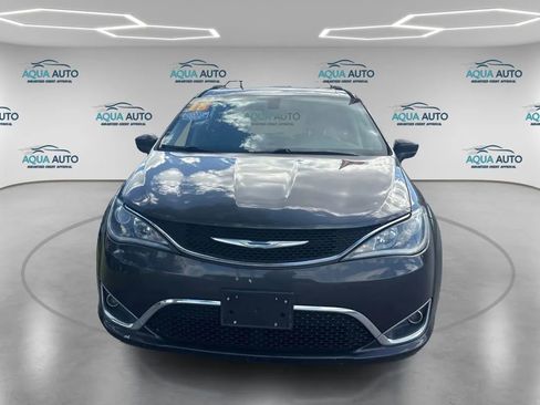 Used 2018 Chrysler Pacifica Touring-L image 2