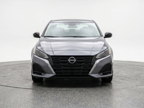 Used 2025 Nissan Altima 2.5 SV FWD image 2
