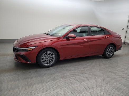 Used 2024 Hyundai Elantra SEL FWD image 2
