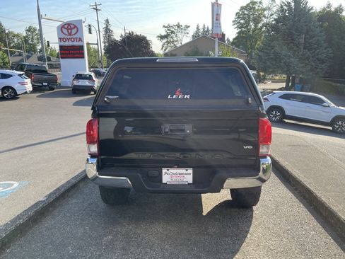 Certified 2017 Toyota Tacoma TRD Off-Road AWD/4WD image 5