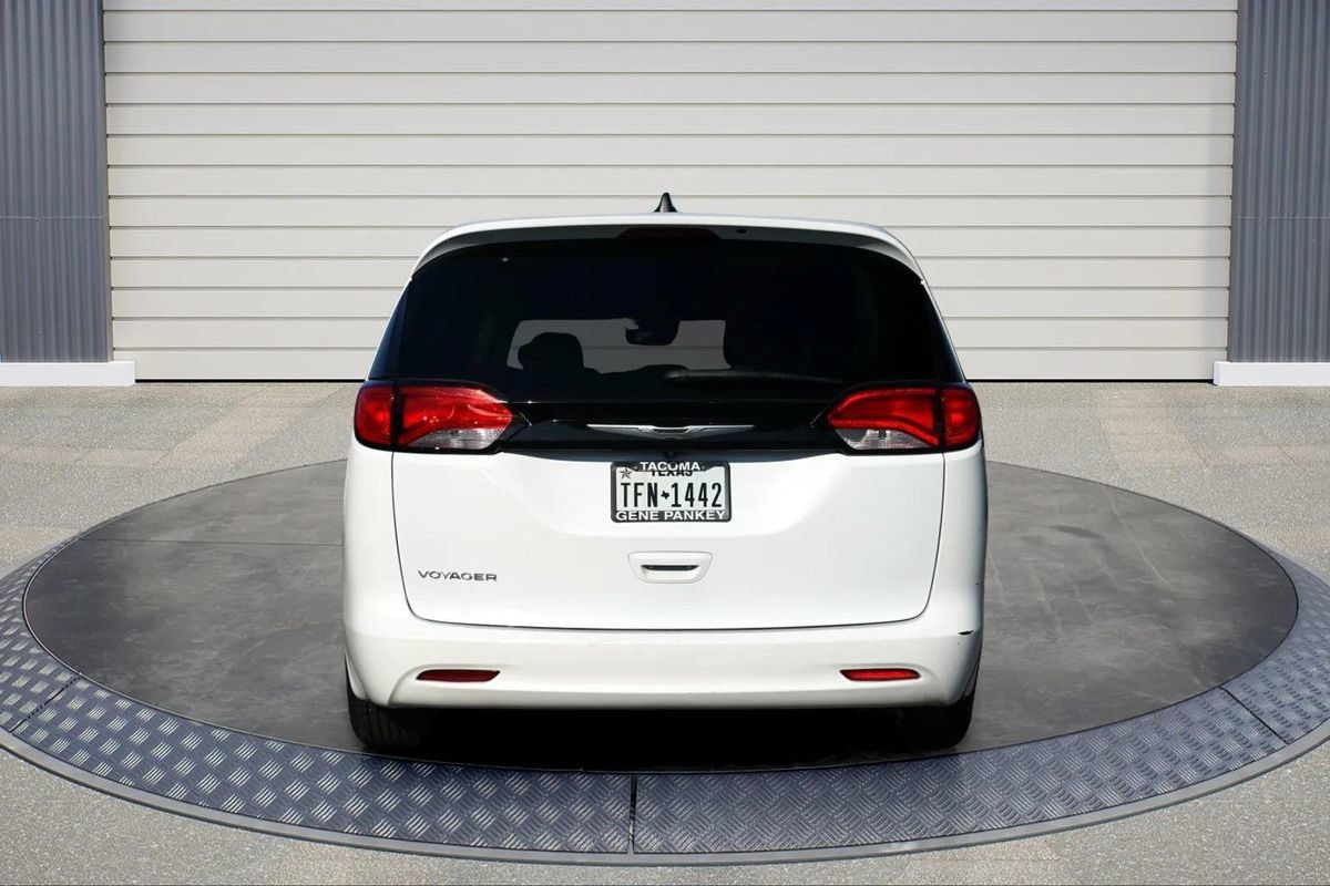 Used 2023 Chrysler Voyager LX FWD image 6